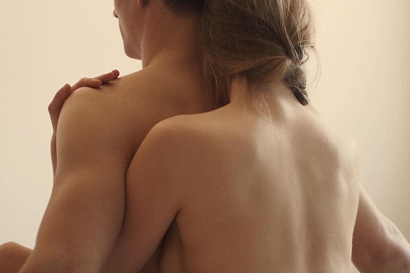 conscious-partner-sex-coach Conscious Sex Coach – Frau hält Mann im Arm