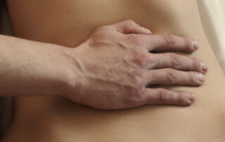 Hand berührt sinnlich einen Bauch