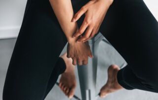 Frau beruehrt ihre Hand - MAÉHA Sinnlich leben Sexualberatung und Sexualcoaching für Paare und Einzelpersonen