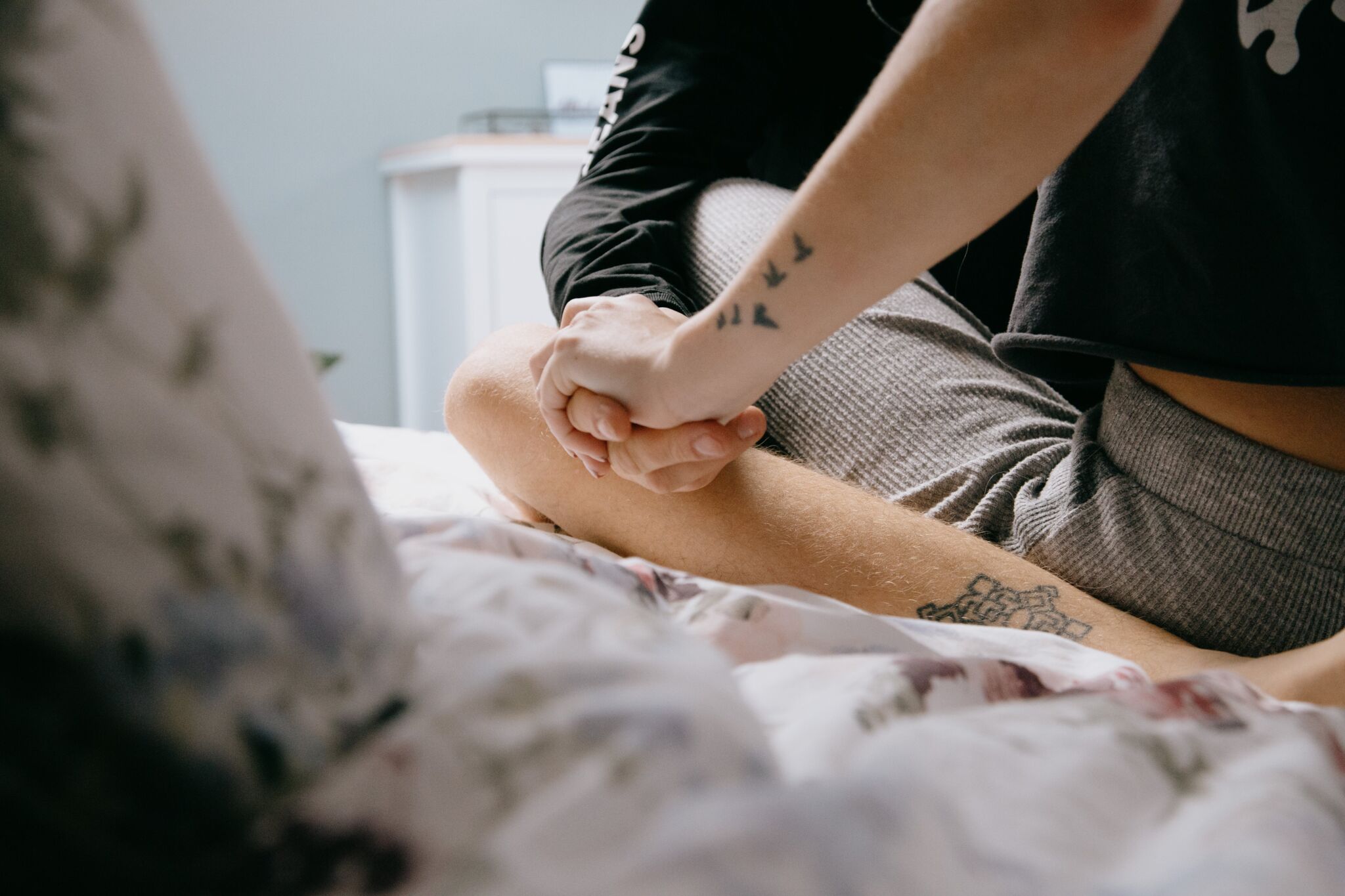 Paar haelt Haende Paar haelt Haende - MAÉHA Sinnlich leben Sexualberatung und Sexualcoaching für Paare und Einzelpersonen