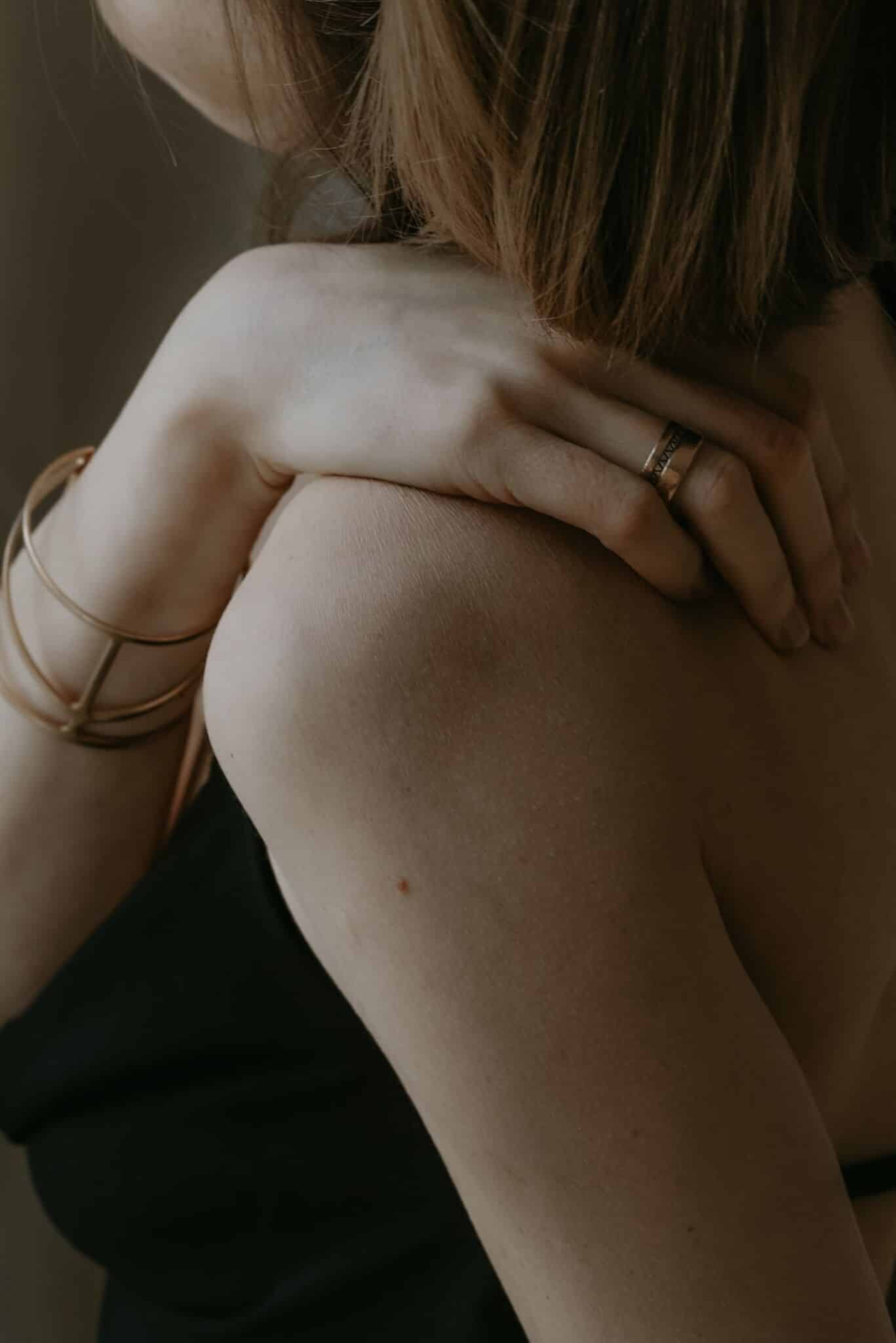 pexels-julia-malushko-8070395 Hände berühren sich zart